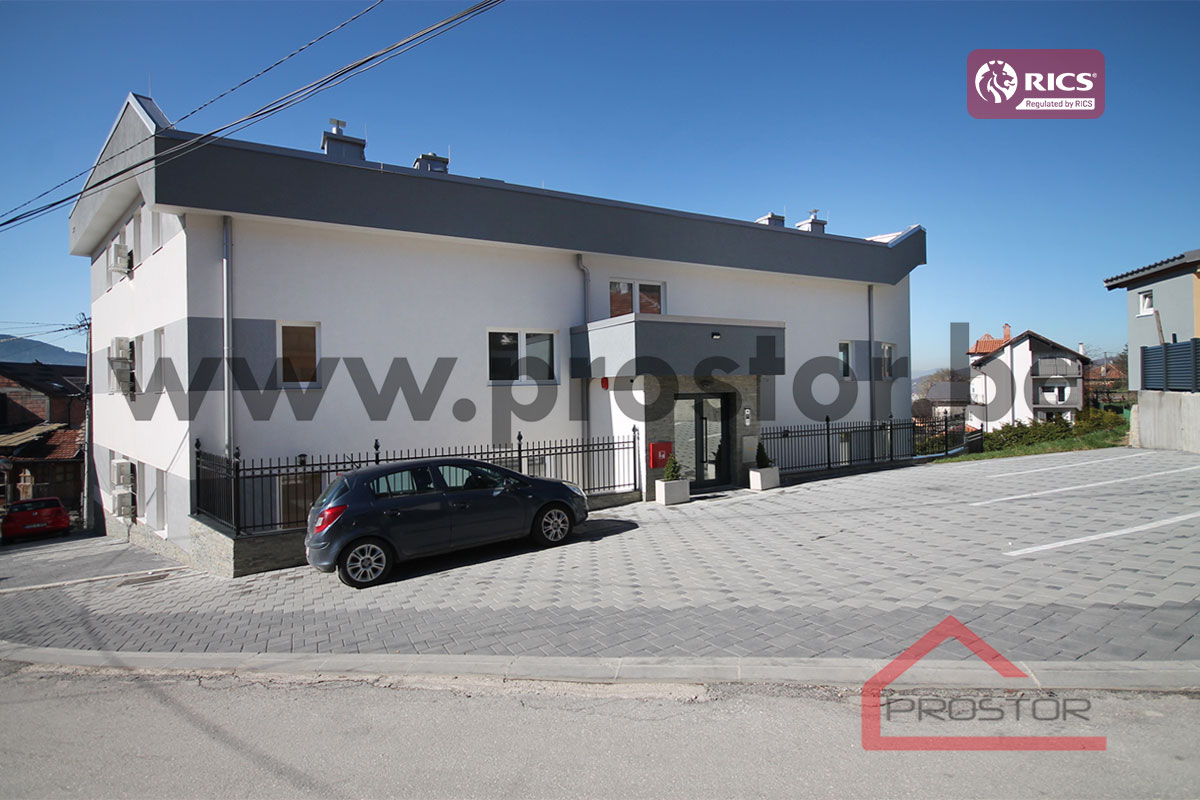 19 vanjska-slika,-ulaz-i-privatni-parking-