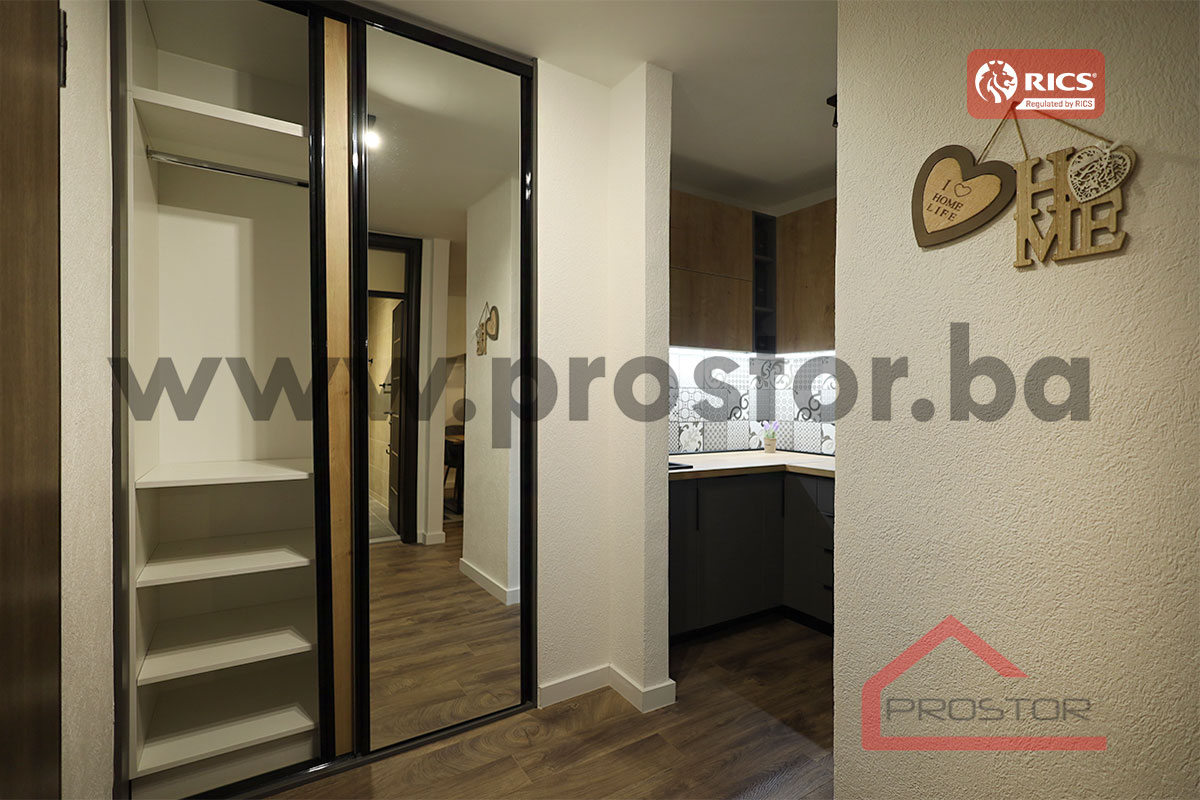 22 Hodnik - ugradbeni plakar