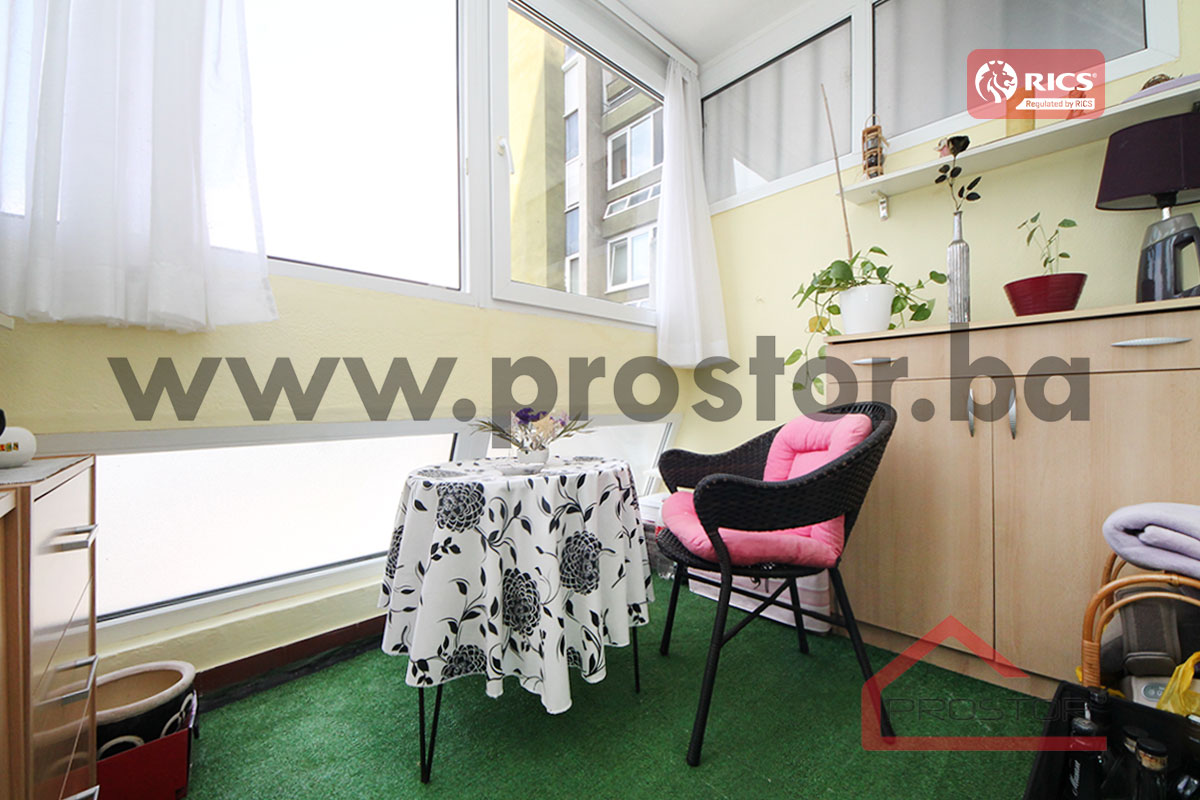 12 Ustakljeni balkon
