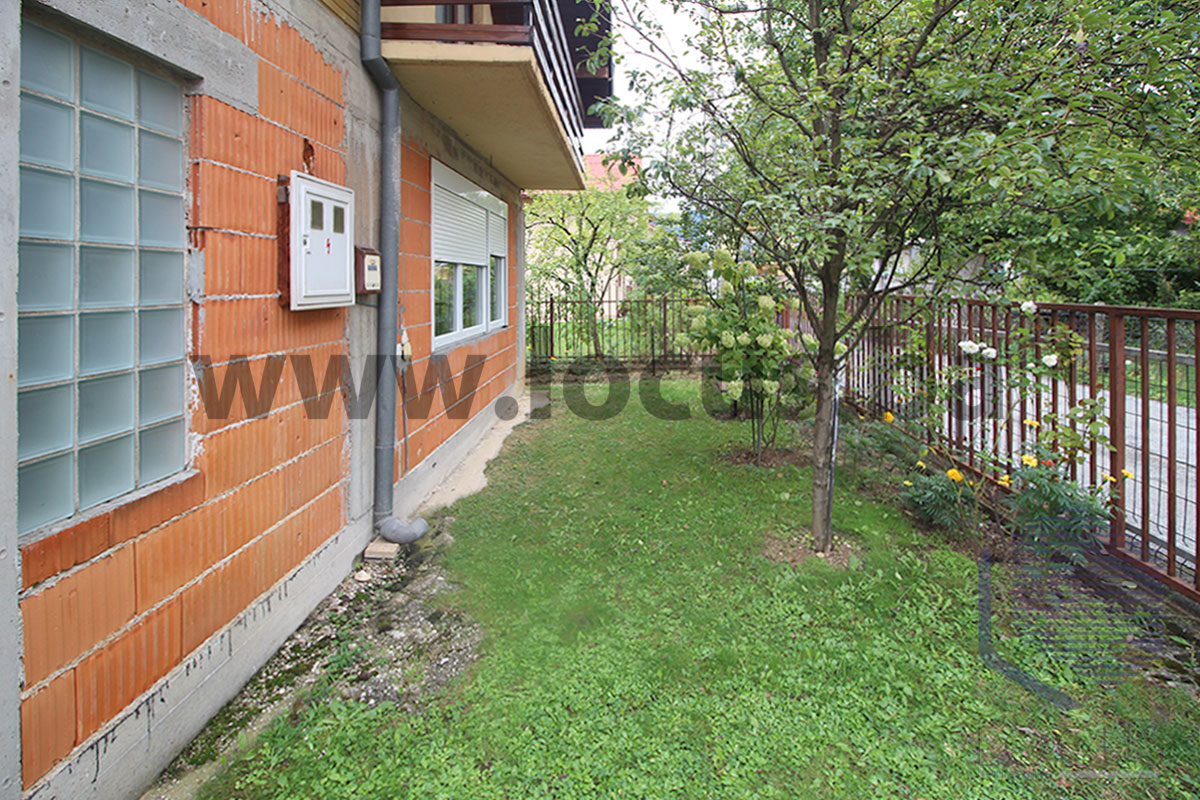 15 Dvorište