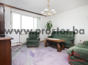 Trosoban stan sa balkonom na četvrtom spratu, Geteova ulica, Alipašino Polje. Gratis namještaj!