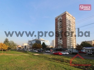 Adaptiran dvosoban stan sa zatvorenom lođom u ulici Bulevar Meše Selimovića, naselje Čengić Vila