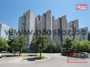RIJETKO U PONUDI! Trosoban stan dvostrane orijentacije sa lođom i panoramskim pogledom, Alipašino Polje B faza. NOVA FASADA NA ZGRADI!