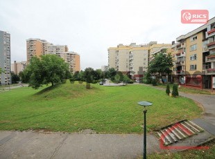 Funkcionalan trosoban stan na prvom spratu sa balkonom, ul. Trg ZAVNOBIH-a, Alipašino Polje