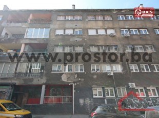 Kompaktna garsonjera sa balkonom na trećem spratu, ulica Branilaca Sarajeva u blizini Doma Armije