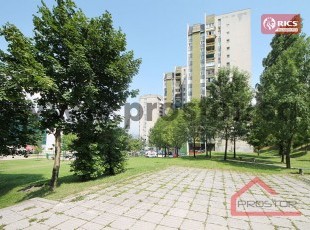 Funkcionalan trosoban stan sa ustakljenim balkonom, Trg međunarodnog prijateljstva, Alipašino Polje A faza