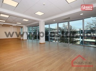 RIJETKO U PRILICI Adaptiran poslovni prostor prodajnog tipa na drugom spratu sa velikim portalima na jako prometnoj lokaciji, Otoka