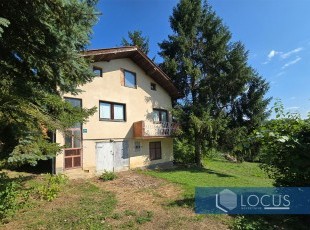 House in its original condition on a spacious and sunny plot of 2976sqm in an extremely accessible location and peaceful surroundings, Bojnik settlement, Novi Grad