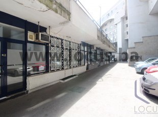 Poslovni prostor uknjižene površine 13,75m2 pozicioniran na prizemnom dijelu u ulici Tešanjska, naselje Marijin Dvor, Centar