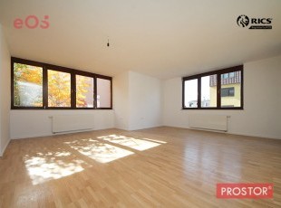 VRTOVI SUNCA! Trosoban stan sa balkonom, idealne trostrane orijentacije, na prizemlju manje stambeno-poslovne zgrade, sunčana strana Centra ***Virtuelna šetnja 360°***