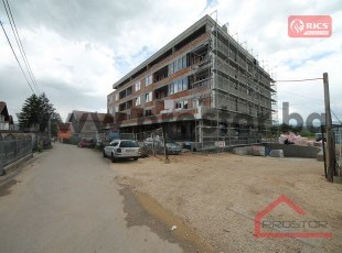 NOVOGRADNJA RIVERSIDE, STUP! Funkcionalan poslovni prostor sa velikim portalima, orjentisan prema ulici, površine cca 79m2 , u prizemlju novog stambeno-poslovnog kompleksa u izgradnji, pored rijeke Dobrinje, Stup! Popusti u pretprodaji do 5%!
