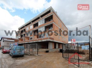 NOVOGRADNJA RIVERSIDE, STUP! Funkcionalan poslovni prostor sa velikim portalima, orjentisan prema ulici, površine cca 79m2 , u prizemlju novog stambeno-poslovnog kompleksa u izgradnji, pored rijeke Dobrinje, Stup! Popusti u pretprodaji do 5%!