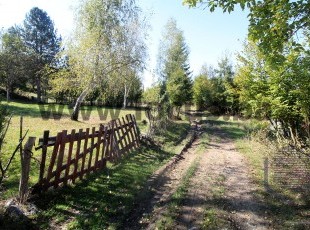 Prostrana i osunčana zemljišna parcela uknjižene površine 1.003m2 u prilijepom okruženju sa obiljem zelenila u početku naselja Vlakovo, Opština Ilidža