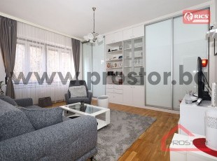 Kompletno adaptiran dvosoban stan u neposrednoj blizini tržnog centra Aria, Centar