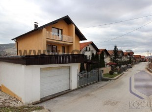 House with floors S+F+1+F, gross area approx. 300m2 and a yard on a sunny plot of 458m2 in ul. The defenders of Hotonje in the beginning of us. Hotonj, Vogošća
