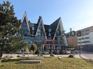 Kvalitetno opremljen, trosoban apartman sa balkonom, garažom i ostavom, smješten na najatraktivnijoj lokaciji u apartmanskom naselju Babin do, Bjelašnica