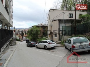 Prostran četverosoban stan sa zasebnim ulazom preko puta Rumunske ambasade, ul. Čobanija, Centar