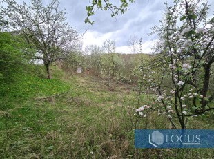 Zemljišna parcela uknjižene površine 1.090m2 sa vlastitim izvorom vode i manjom vikendicom pored glavne saobraćajnice u naselju Kobiljača, Ilidža