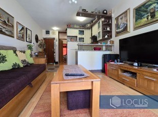 Manji dvosoban stan novije gradnje, uknjižene površine 32m2 na atraktivnoj lokaciji, preko puta Druge Gimnazije, ul. Mice Todorovića-Alipašina, Centar