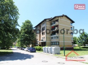 Namješten adaptiran dvosoban stan sa balkonom i otvorenim pogledom, ul. Grada Kalgarija, Dobrinja 3. Namještaj GRATIS!