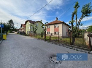 Kuća u izvornom stanju sa velikim dvorištem na parceli 765m2 u mirnom i porodičnom okruženju sa odličnim pristupom u naselju Sokolović Kolonija, Ilidža