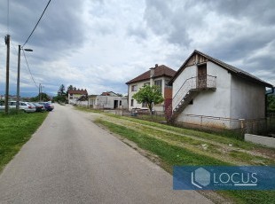 Uknjižena kuća spratnosti P+1 i poslovni prostor na prostranoj parceli površine 1.000m2 preko puta stadiona u naselju Doglodi, Ilidža