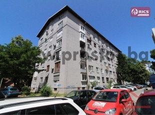 Dvosoban stan na drugom spratu, ul. Behdžeta Mutevelića, naselje Grbavica, Novo Sarajevo. NAMJEŠTAJ GRATIS!