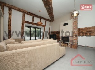 Moderno namješten dvosoban apartman sa otvorenim panoramskim pogledom na Babin Do i Bjelašnicu, idealan za udoban zimski i ljetni odmor