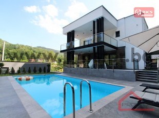 Moderna rezidencija sa bazenom i baštom, Nahorevo