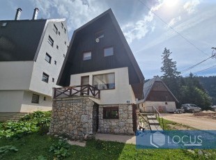 Vikendica sa dvije stambene jedinice na vrhunskoj lokaciji, idealna za odmor ili investiciju, udaljena nekoliko koraka od ski staze, Obućina bare, Jahorina