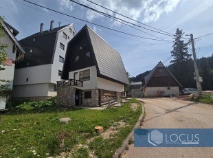 Cottage with two residential units in a prime location, ideal for a vacation or investment, a few steps from the ski slopes, Obućina Bare, Jahorina