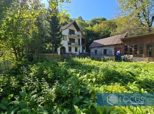 Vikendica u izvornom stanju na parceli površine 530 m² na vrhunskoj lokaciji u naselju Jasen, Opština Ilidža, u blizini puta prema Sarajevo-Bjelašnica