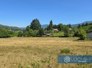 Zemljišna parcela uknjižene površine 500m2 na pristupačnoj lokaciji u prelijepom prirodnom okruženju sa obiljem zelenila u naselju Resnik, Hadžići