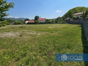 Land of 3,568 m² on flat terrain with wide access and excellent location, just a few minutes from the center of Kiseljak and the A1 highway