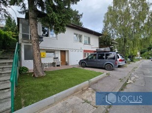 Uređena kuća u nizu, stambene površine cca 160m2, smještena na atraktivnoj lokaciji, udaljena samo par minuta od samog centra grada, naselje Koševo, Centar