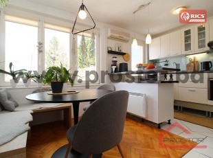 Trosoban stan na drugom spratu zgrade u ulici Armaganuša, naselje Mejtaš