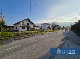 Uknjižena kuća sa velikim dvorištem u mirnom okruženju i pristupačnoj lokaciji pored Šeste osnovne škole na parceli površine 2.878m2 u naselju Azići, Ilidža