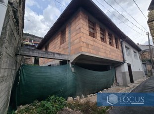 Dvije kuće u izgradnji sa prostranim dvorištem na parceli uknjižene površine 393 m² na atraktivnoj lokaciji kod škole u naselju Vratnik, Stari Grad