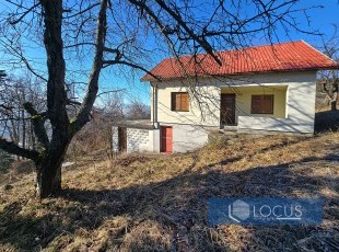 Vikendica u prelijepom prirodnom okruženju sa panoramskim pogledom i asfaltnim pristupom na parceli uknjižene površine 1.819m2 u naselju Kobiljača, Ilidža