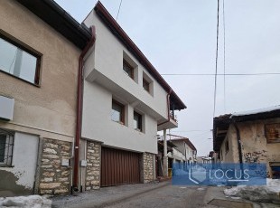 Kvalitetno građena kuća sa garažom na atraktivnoj lokaciji udaljena svega 450 metara od Baščaršije, naselje Kovači, Općina Stari Grad