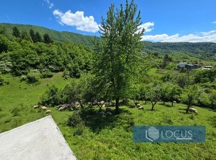 Osunčana parcela površine 8.291m2 sa započetim objektom u preljepom prirodnom i pristupačnom okruženju, udaljena cca. 10 min od centra Hadžića, nas. Ušivak