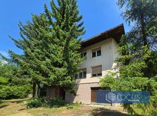 Odlična lokacija!!! Kuća stambene kvadrature 471m2 na prostranoj parceli površine 3.664m2 smještena u urbanom okruženju na samo cca.650 m od centra Vogošće