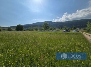 Zemljište sa građevinskom dozvolom uknjižene površine 491m2, smješteno na pristupačnoj lokaciji, ravnom terenu i prelijepom okruženju, Lokve, Hadžići