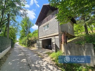 A holiday home on an 817 m² plot, situated in a natural setting and an accessible location—just an approx. 12-minute drive from the center of Ilidža—in Gladno Polje.