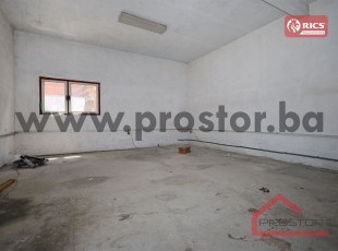 Multipurpose commercial space on the ground floor of a building located on the street, Bare-Šip