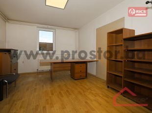 Spacious Office Space in a Commercial Building with Private Parking, Option to Lease a Smaller Area, Ilidža