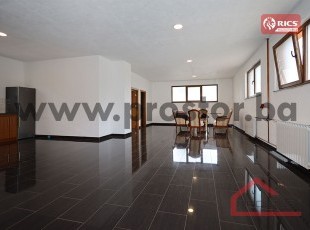 Commercial Space on the Ground Floor of a Private House with Private Parking