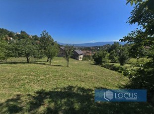 Osunčana zemljišna parcela površine 1.788m2 sa dva pristupna puta i započetim objektom smještena na odličnoj mikrolokaciji, naselje Dobroševići, Novi Grad
