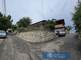 Kuća sa lijepo uređenim dvorištem na parceli uknjižene površine 525m2, smještena na pristupačnoj lokaciji u naselju Miševići, Hadžići