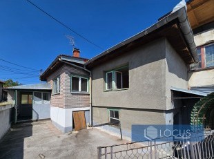 Registered house in original condition with a garage on a 166 m² plot, located just approx. 5 minutes from the city center, in the Bardakčije neighborhood, Centar municipality.